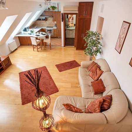Beautiful Apartment With Ac Budapest Exteriör bild